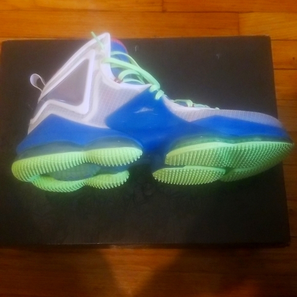 Lebron XIX - Picture 4 of 12